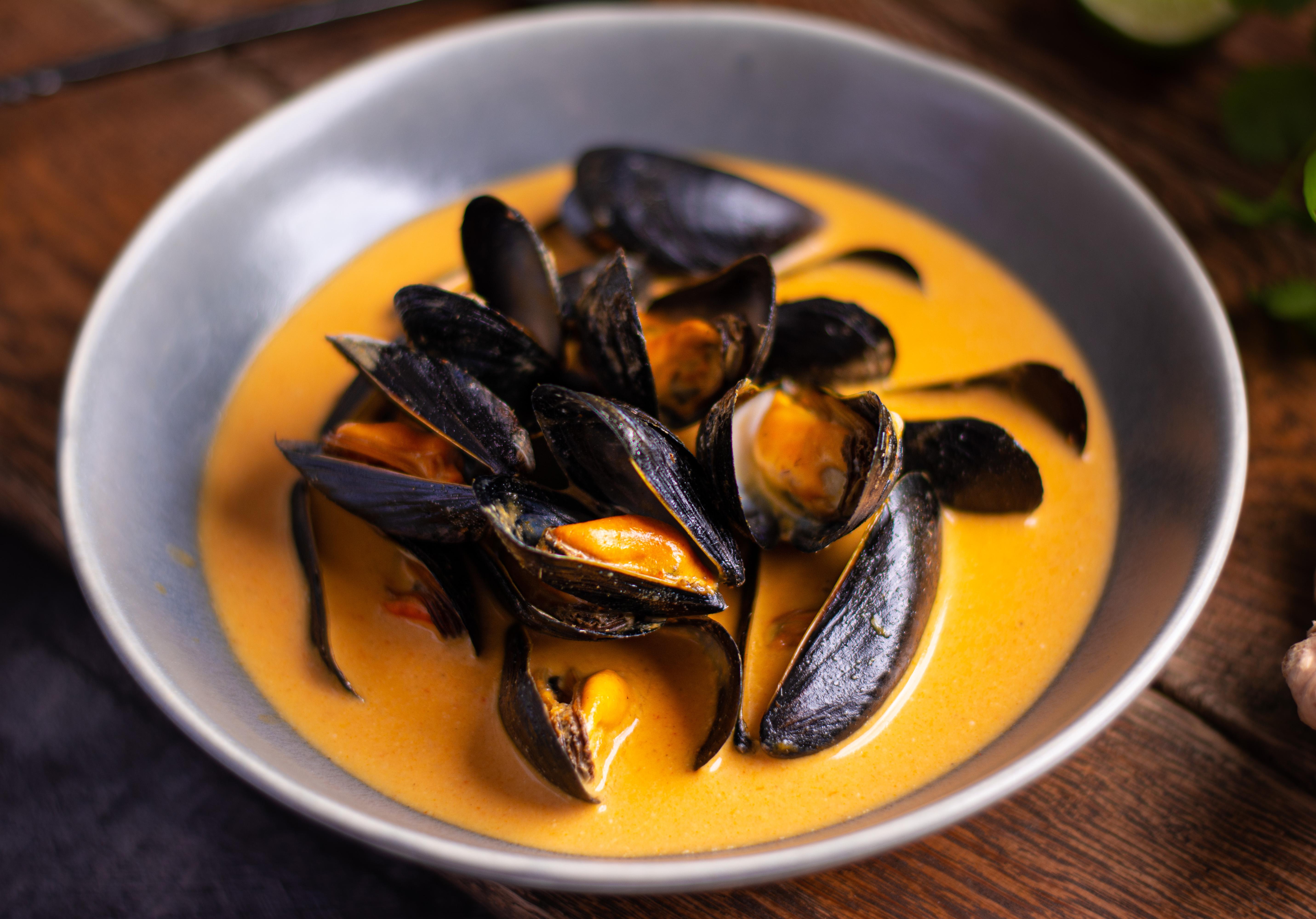 
                  Massaman Curry Mussels